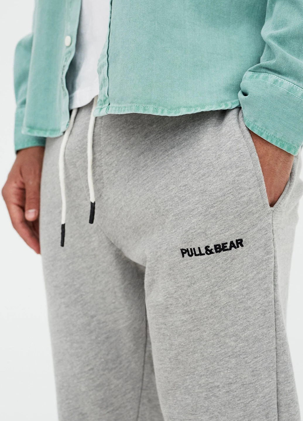 Светло-серые спортивные демисезонные зауженные, джоггеры брюки Pull & Bear