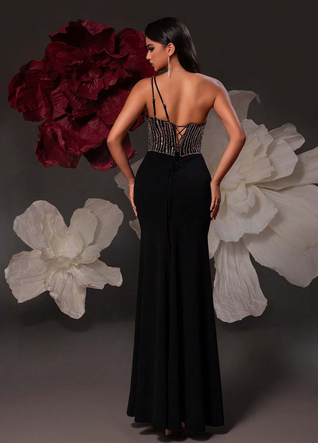 Черное вечернее платье на одно плечо SHEIN однотонное