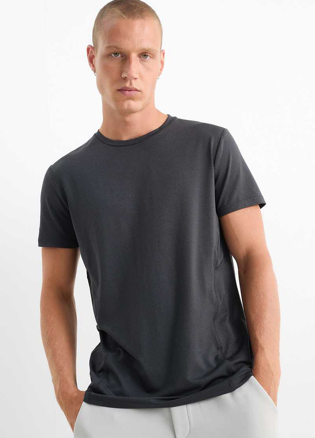 Черная футболка C&A