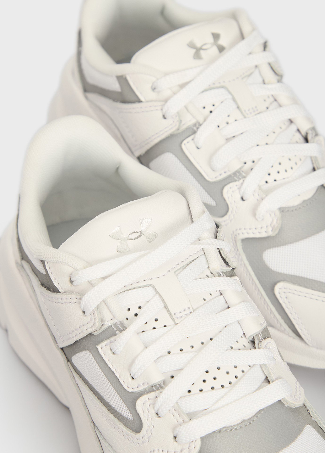 Белые всесезонные кроссовки Under Armour