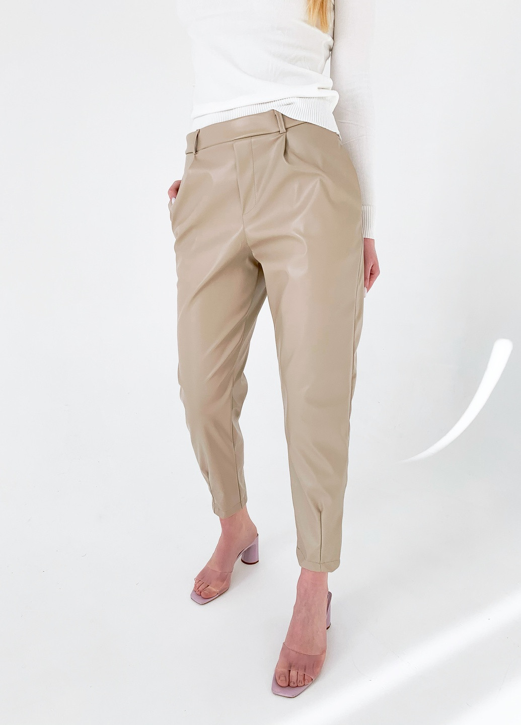 Бежевые классические демисезонные зауженные, прямые, классические, укороченные брюки Jolie