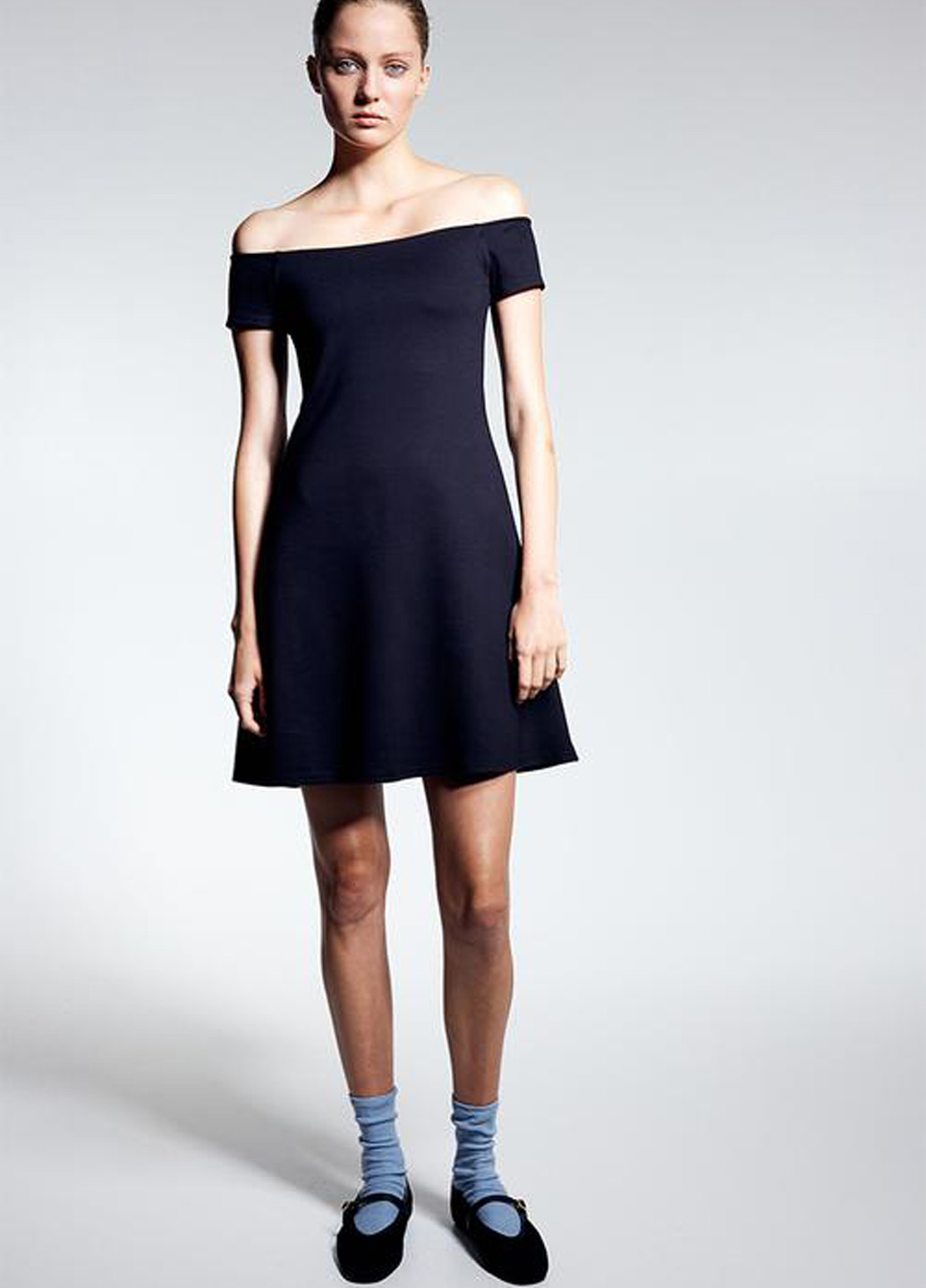 Черное кэжуал платье с открытыми плечами H&M однотонное