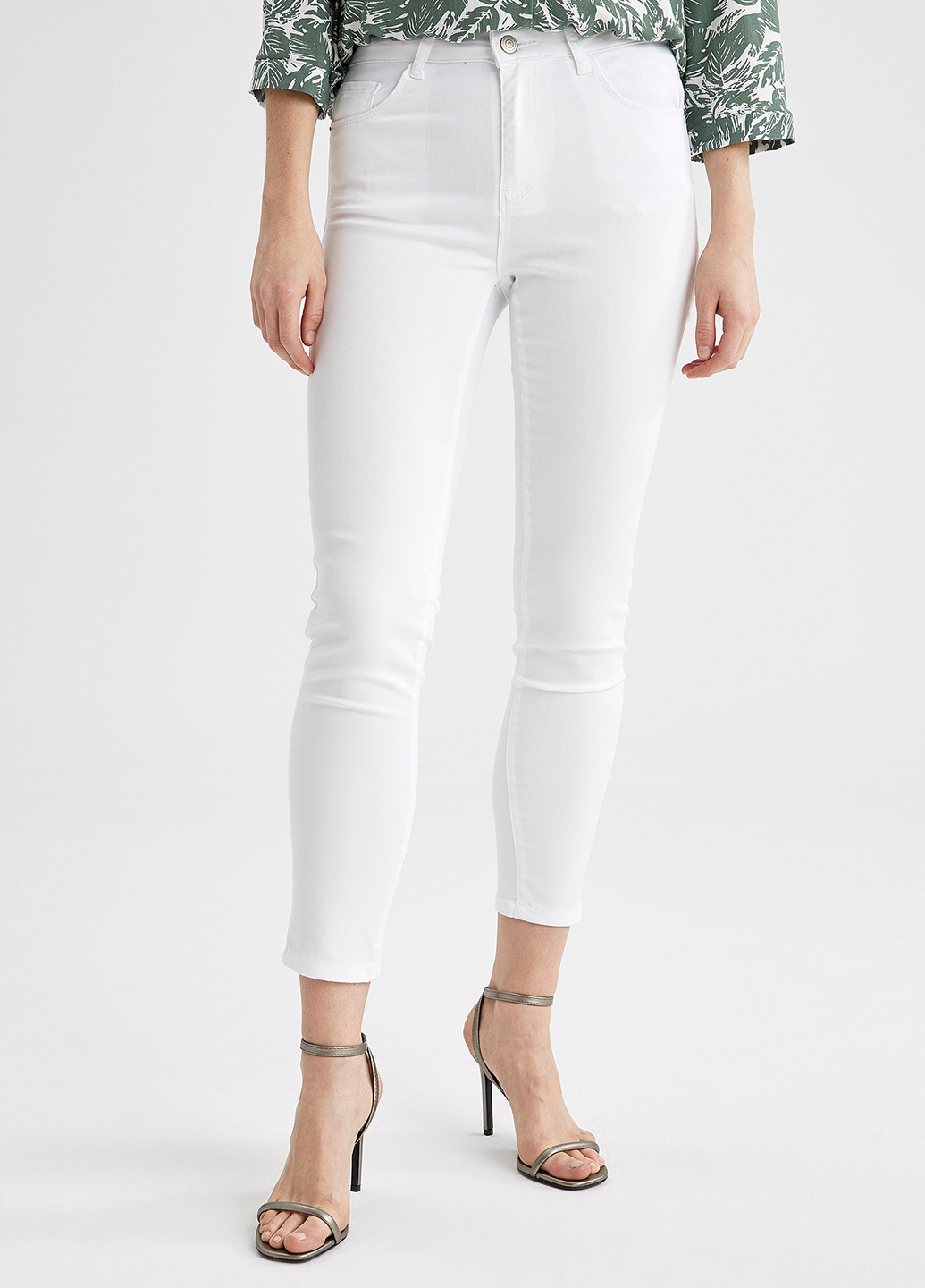 Белые кэжуал демисезонные зауженные, укороченные брюки DeFacto