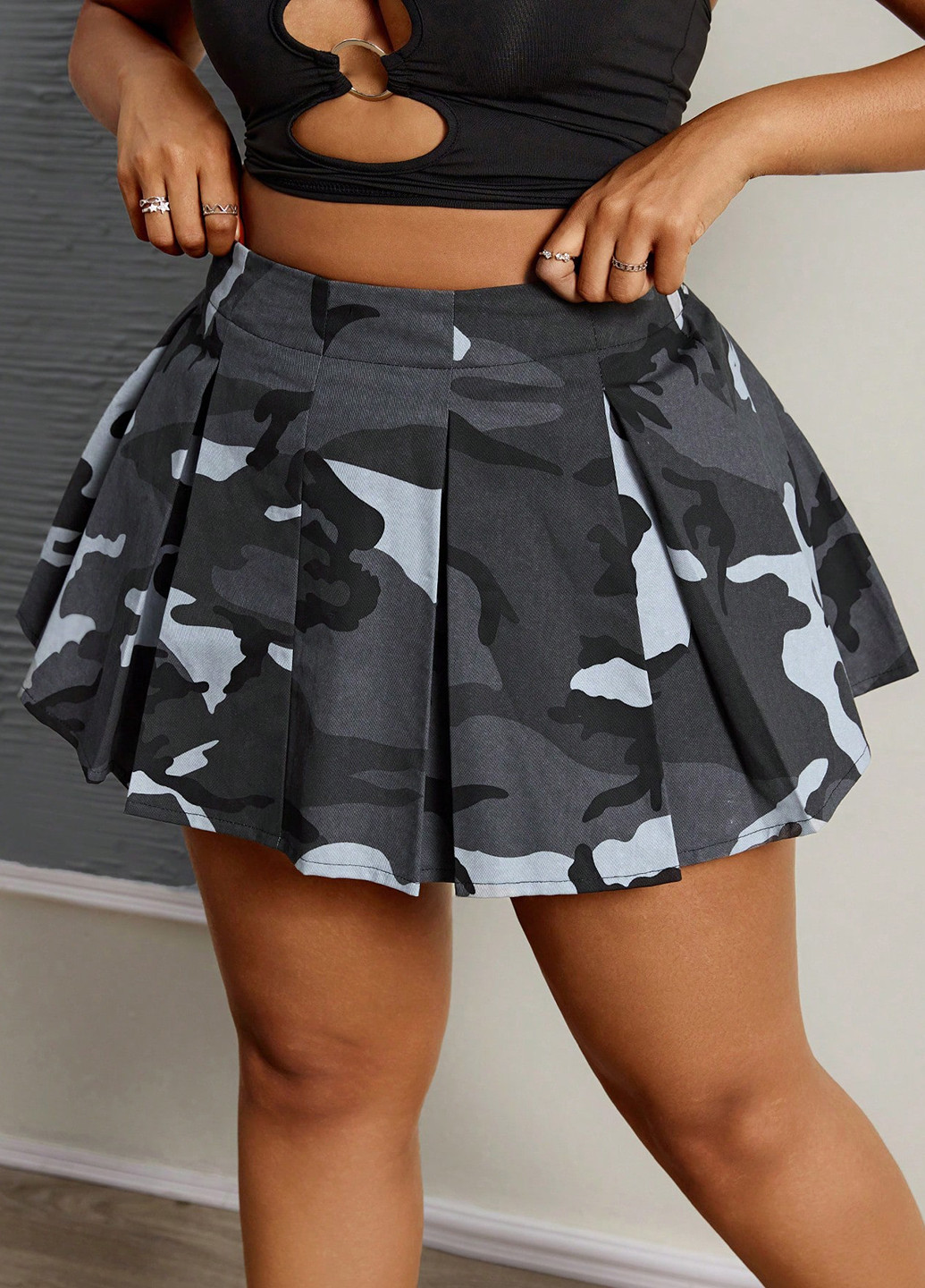 Серая кэжуал камуфляжная юбка SHEIN плиссе