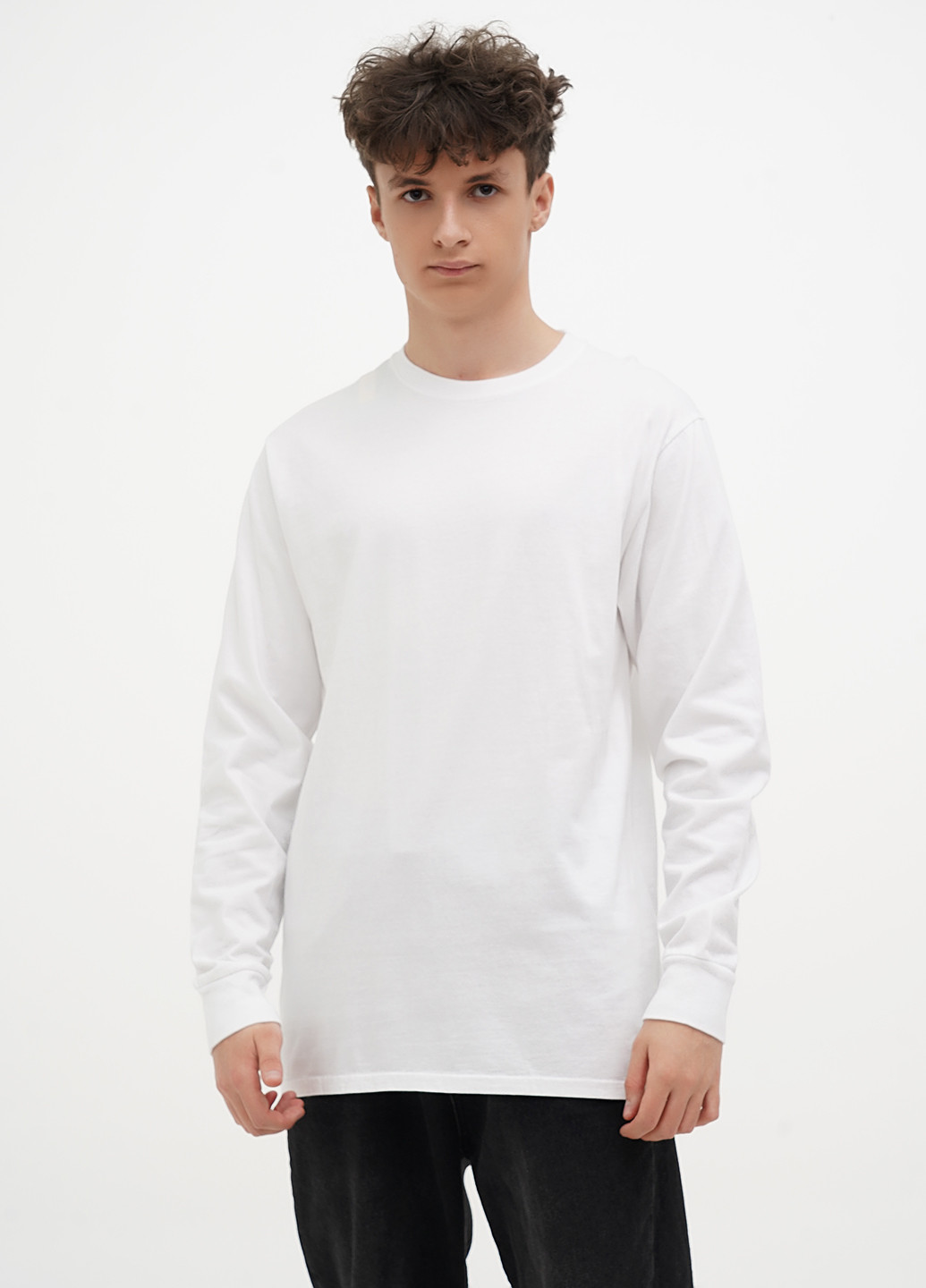 Белый демисезонный кэжуал лонгслив Blue 84 однотонный
