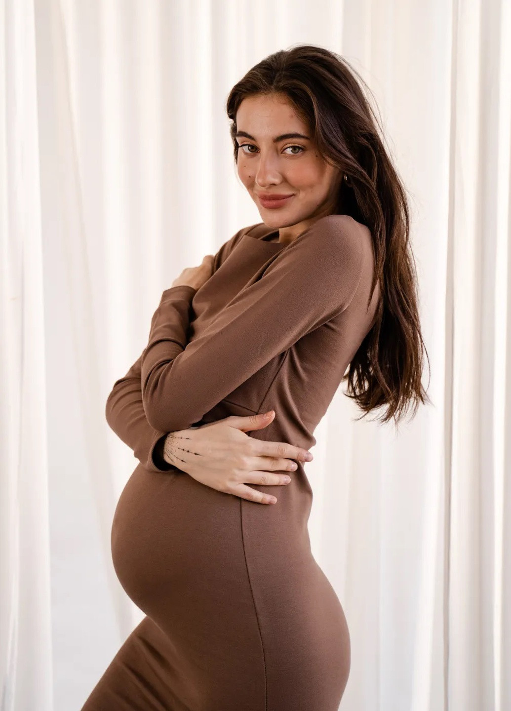 Коричневое кэжуал платье для беременных и кормящих мам прилегающего силуэта с секретом для кормления мокко To Be однотонное