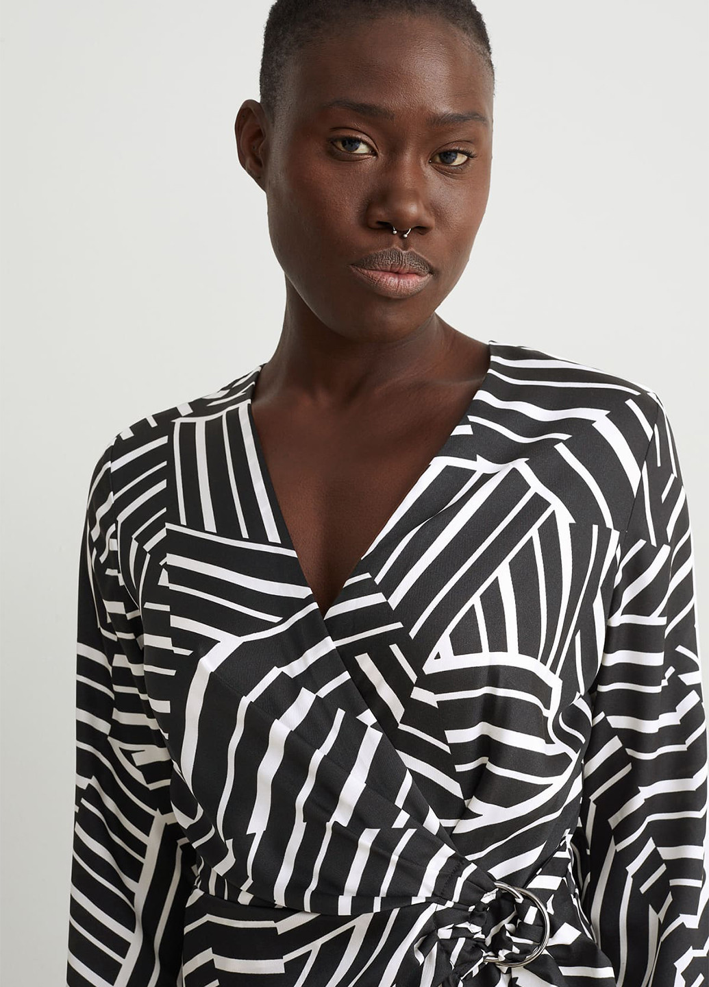 Чорно-білий кежуал сукня на запах C&A з абстрактним візерунком