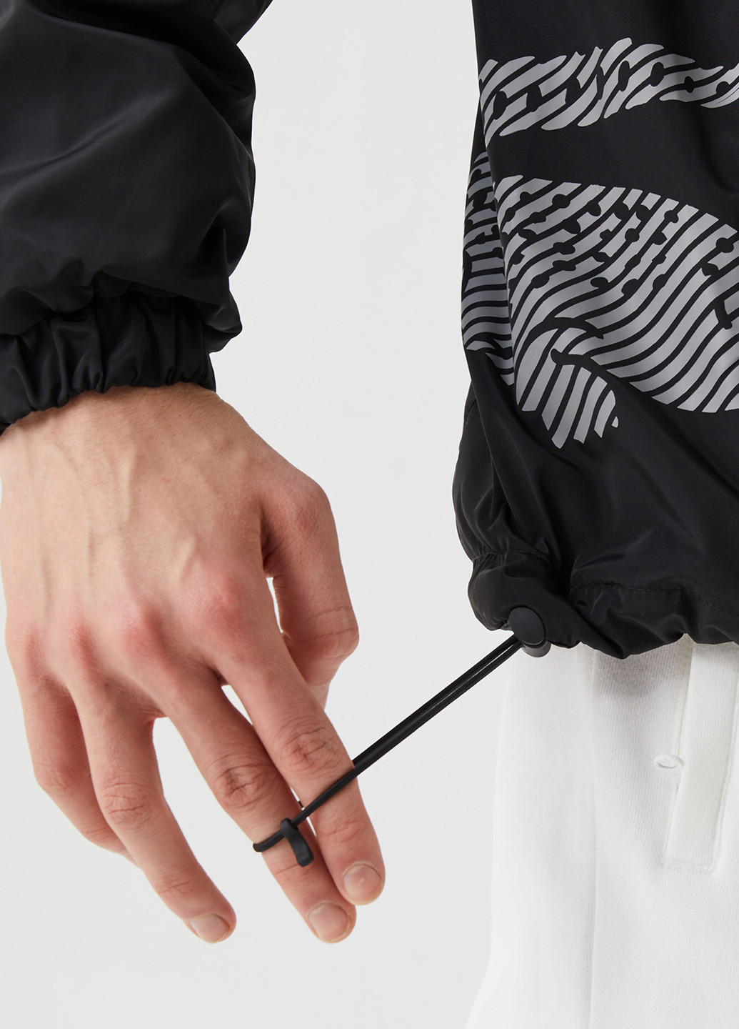 Черная демисезонная куртка Lacoste