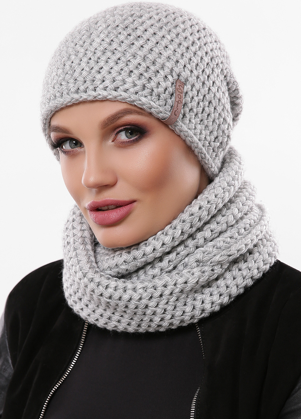 Светло-серый зимний комплект (шапка, шарф-снуд) Sofi