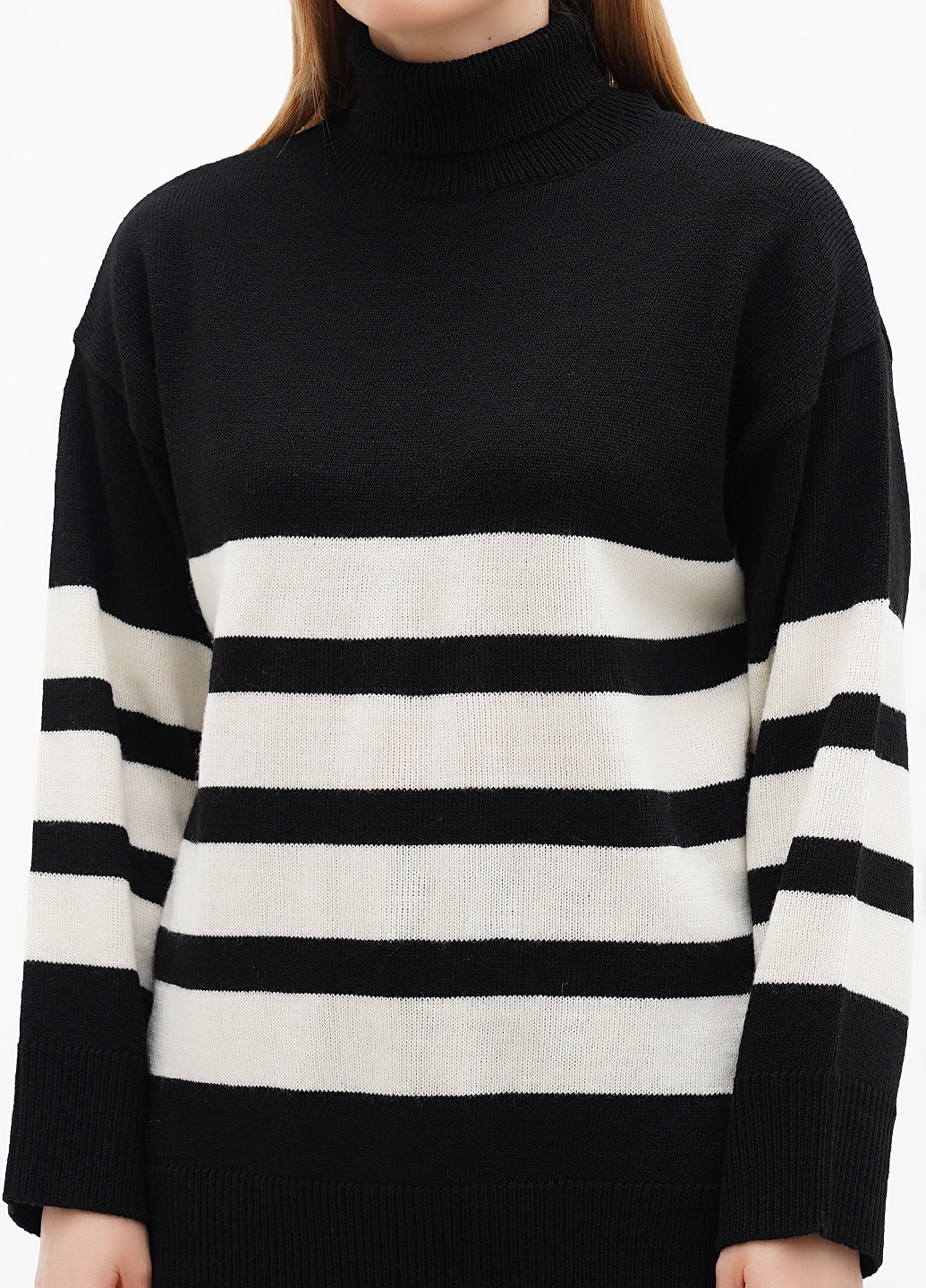 Чорно-білий демісезонний светр Kontatto