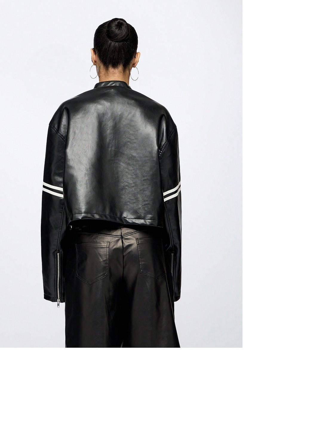 Черная демисезонная куртка байкерская SHEIN