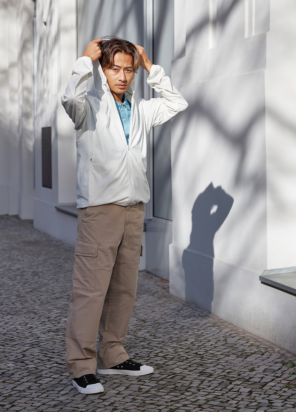 Белая демисезонная ветровка Uniqlo