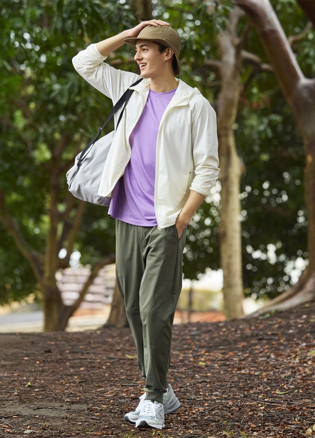 Белая демисезонная ветровка Uniqlo