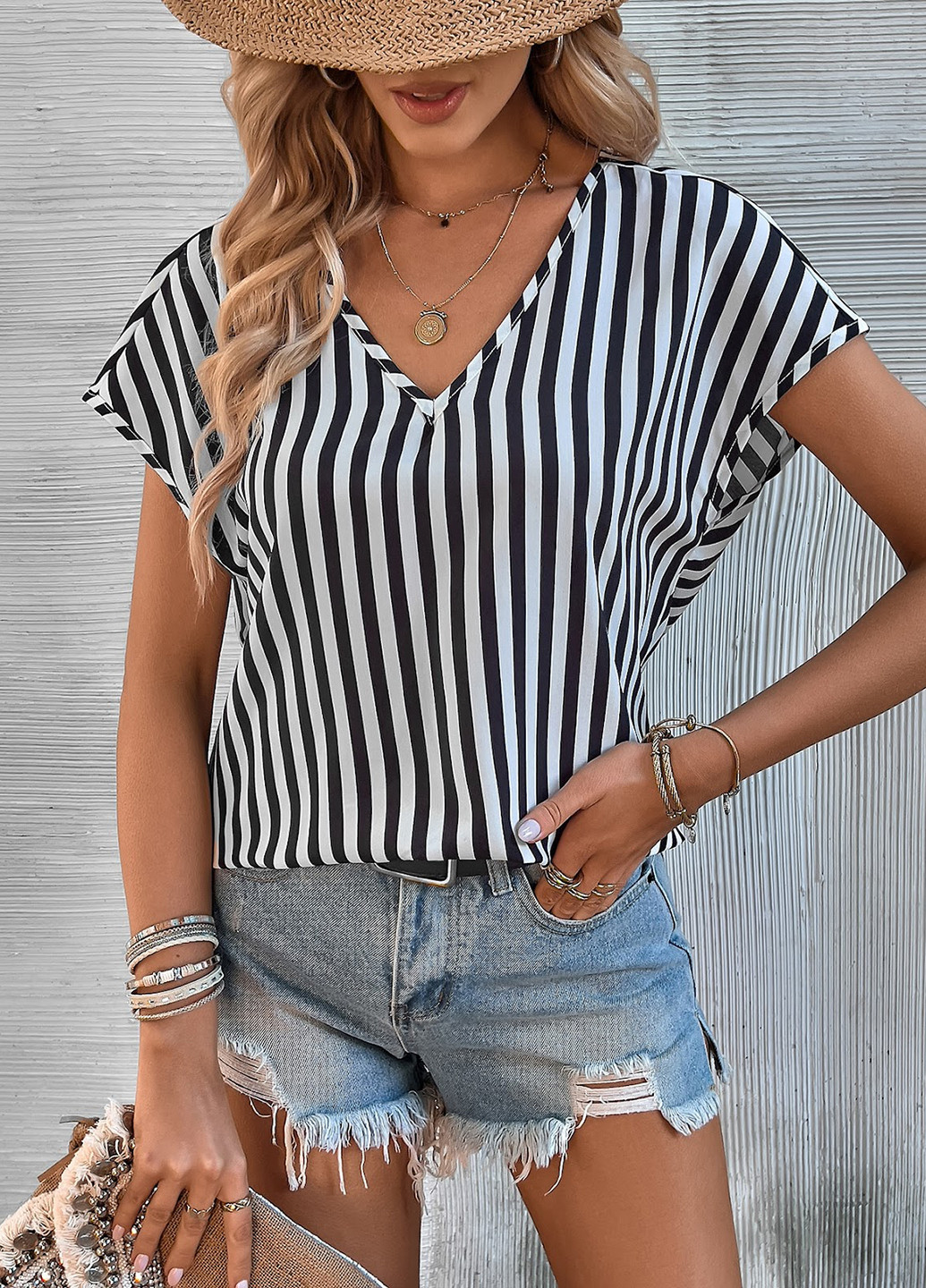 Чёрно-белую блуза SHEIN