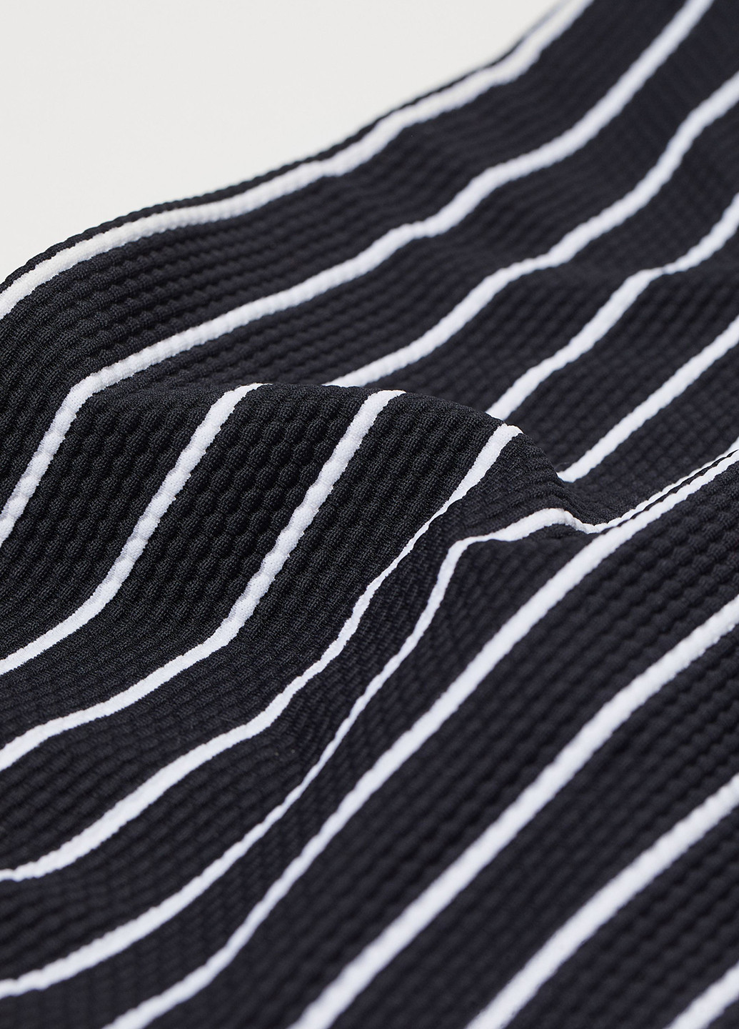 Купальні труси H&M смужки чорні пляжні поліамід, трикотаж