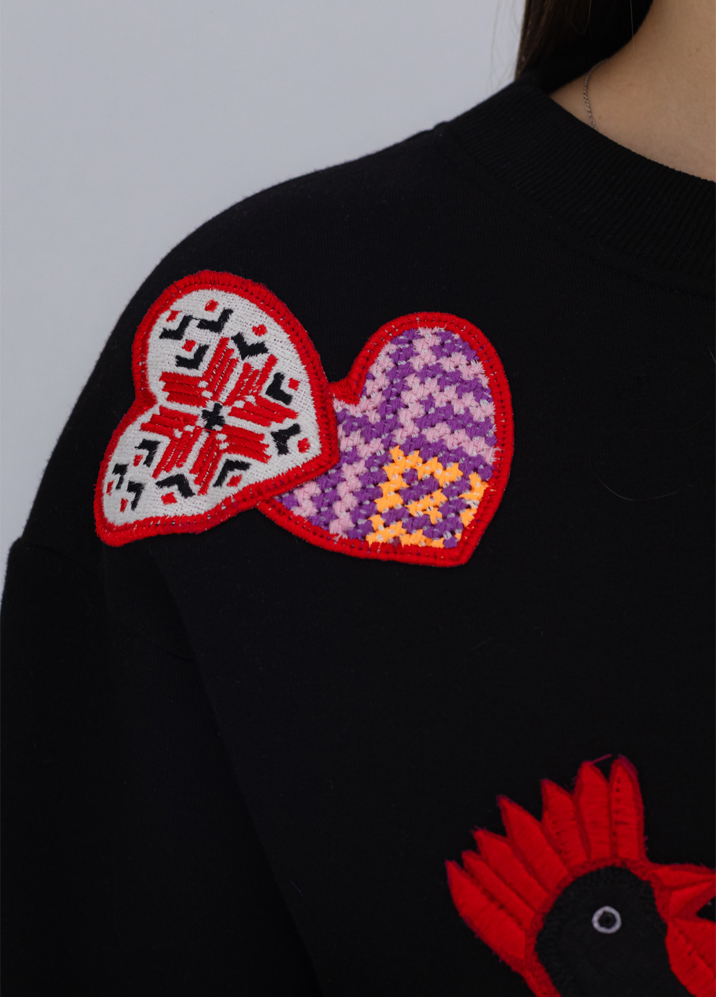 Чорний світшот Nora Kvittin однотонний вишивка, аплікація, нашивки (301079885)