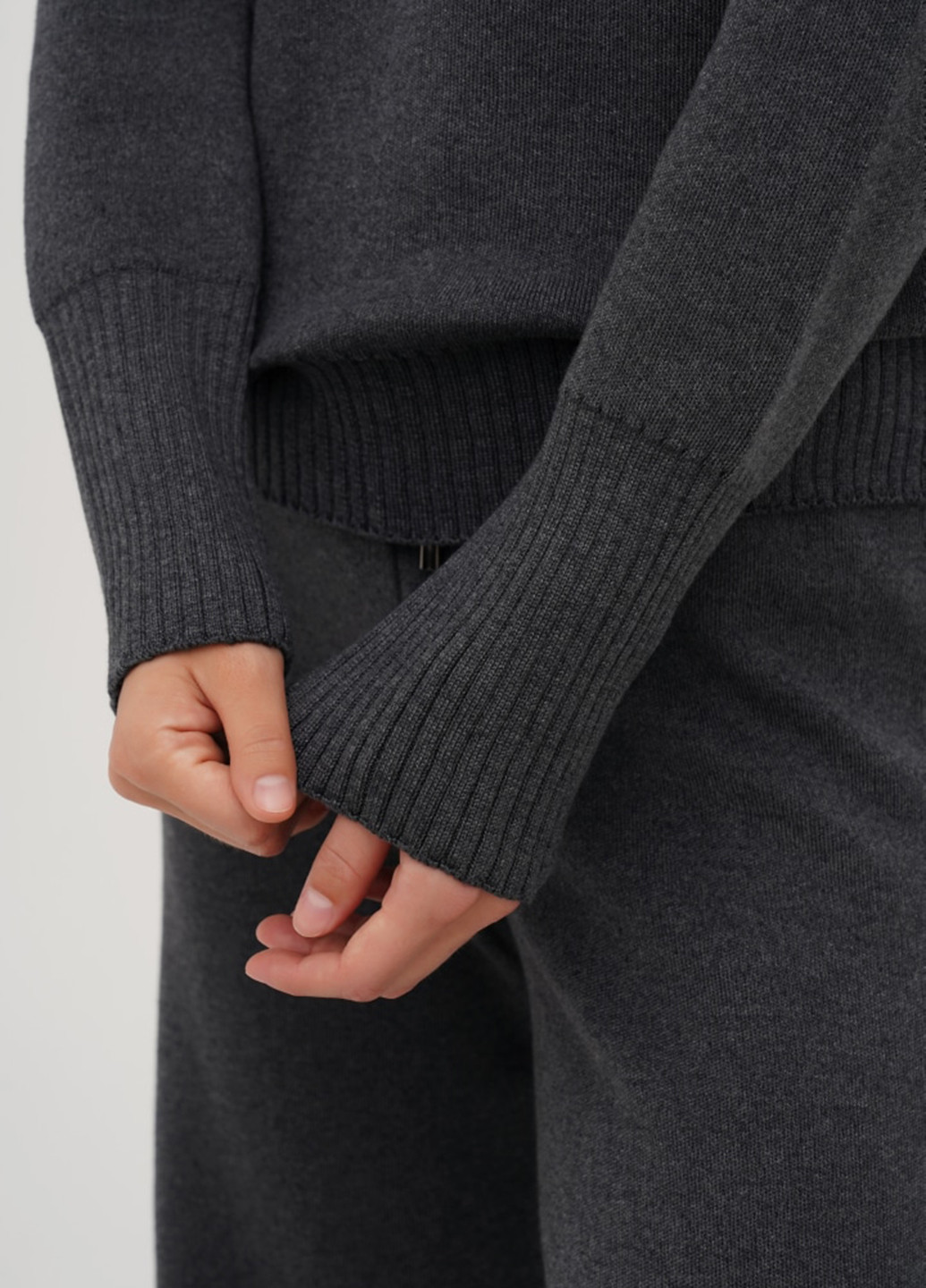 Серый демисезонный свитер джемпер ESSME