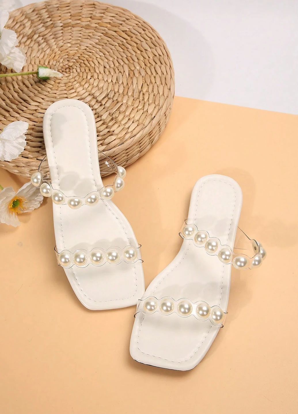 Белые шльопанцы SHEIN с бусинами