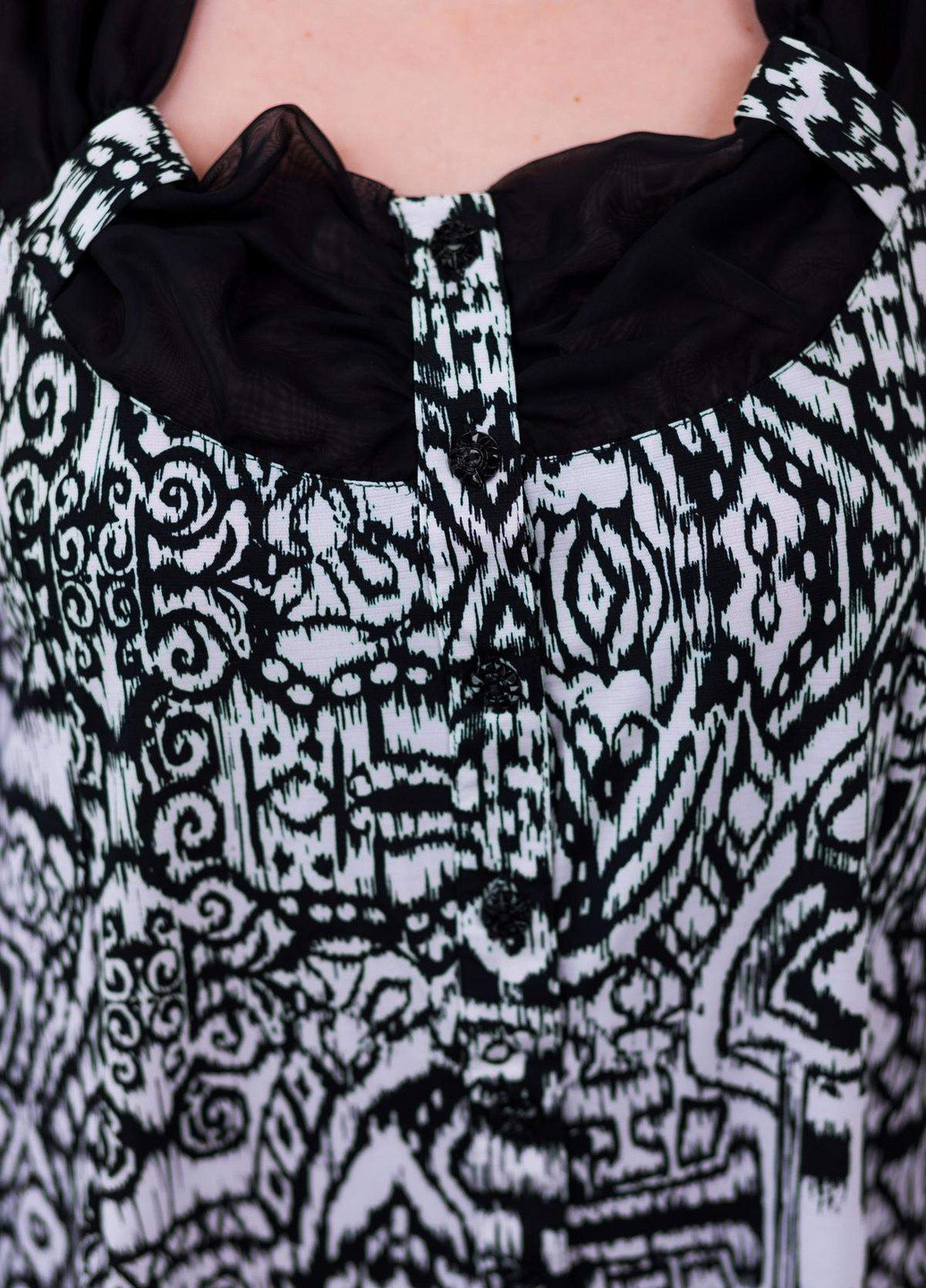 Чорна літня блуза із шифоновим рукавом східний принт габі чорна Tatiana