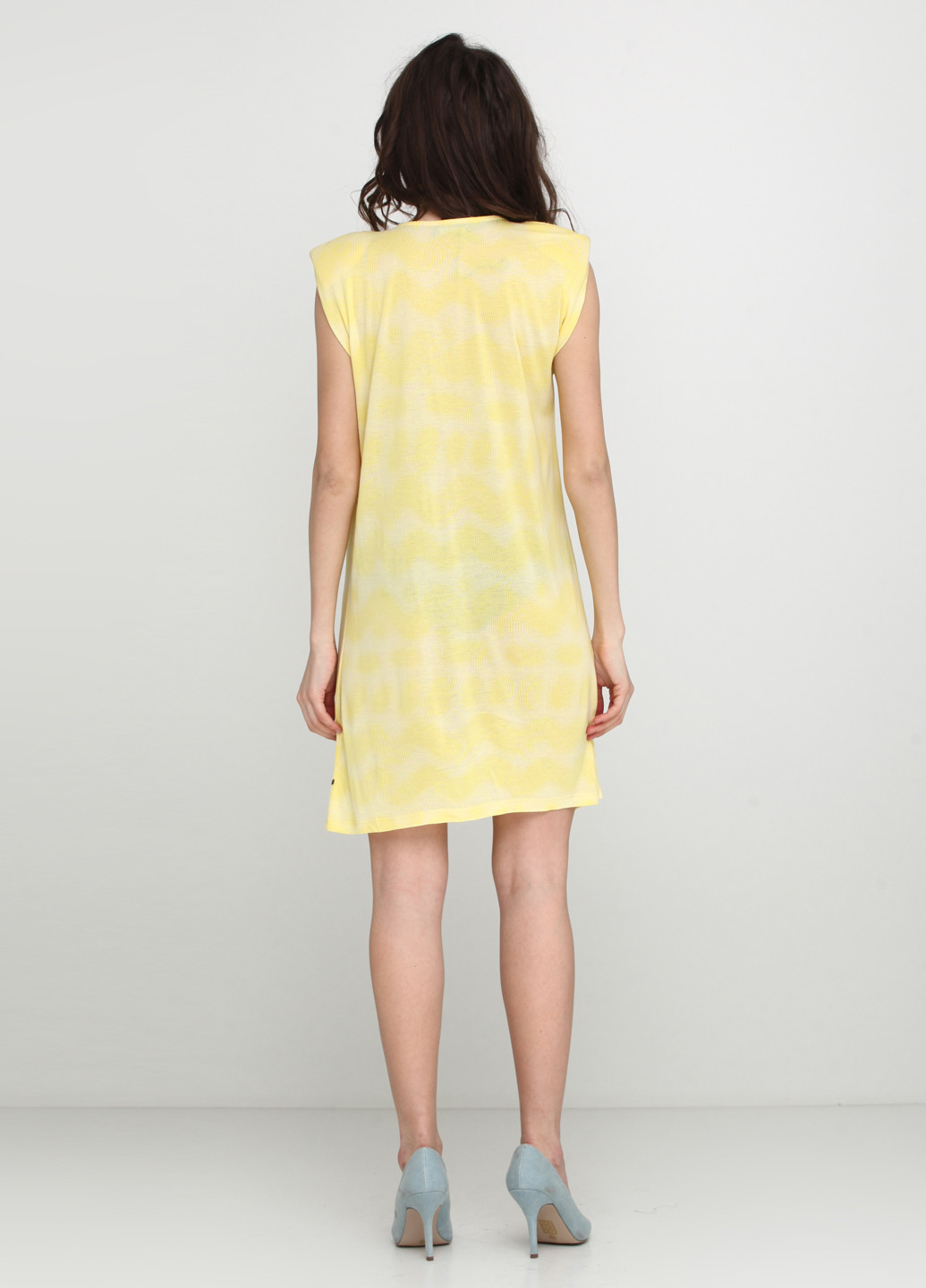 Желтое кэжуал платье Gsus с абстрактным узором