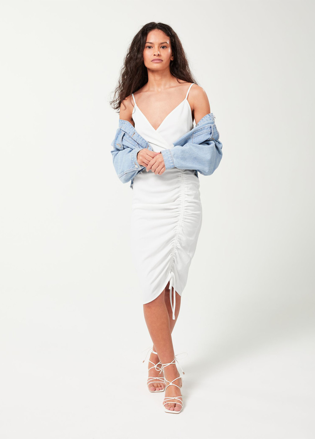 Белое кэжуал платье с открытыми плечами Jennyfer однотонное