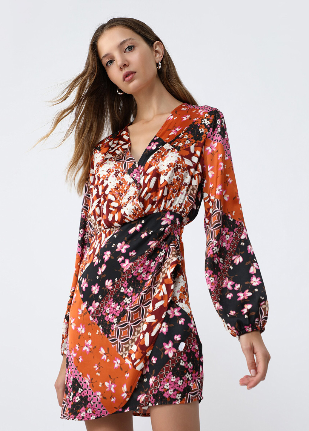 Коричневое кэжуал платье на запах Lefties с цветочным принтом