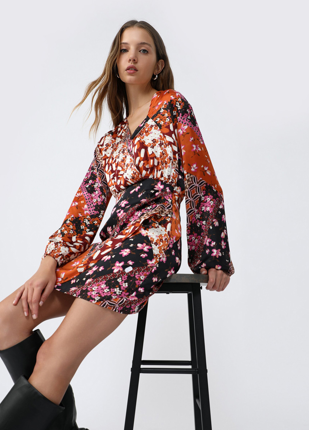 Коричневое кэжуал платье на запах Lefties с цветочным принтом