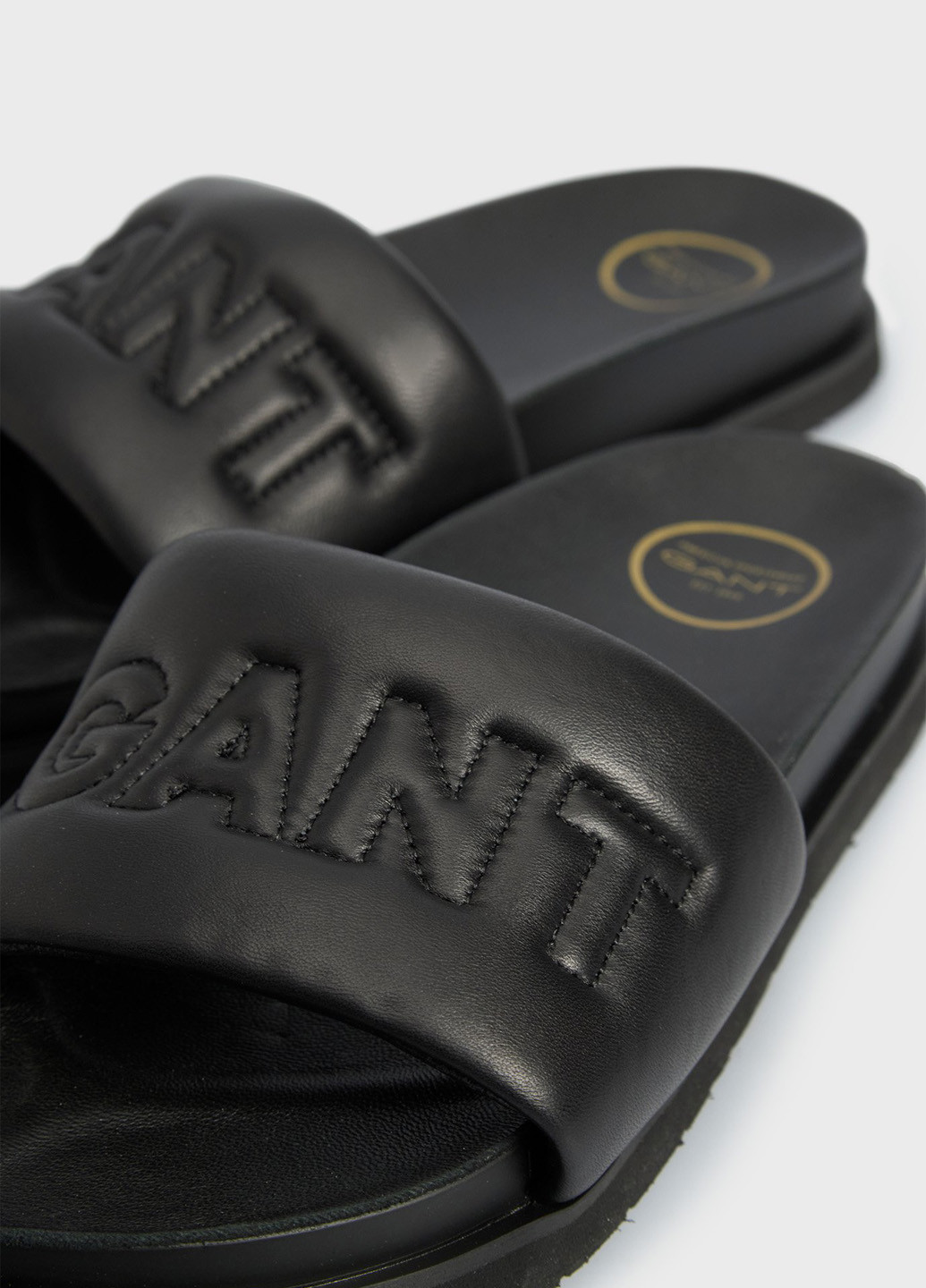 Черные шлепанцы Gant с логотипом