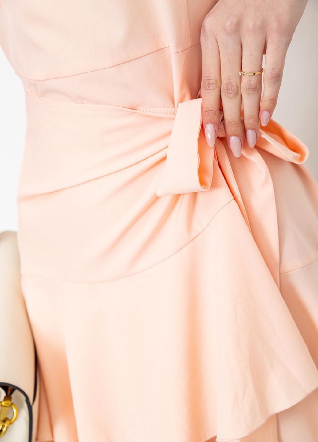 Персиковое вечернее платье со шлейфом Ager однотонное