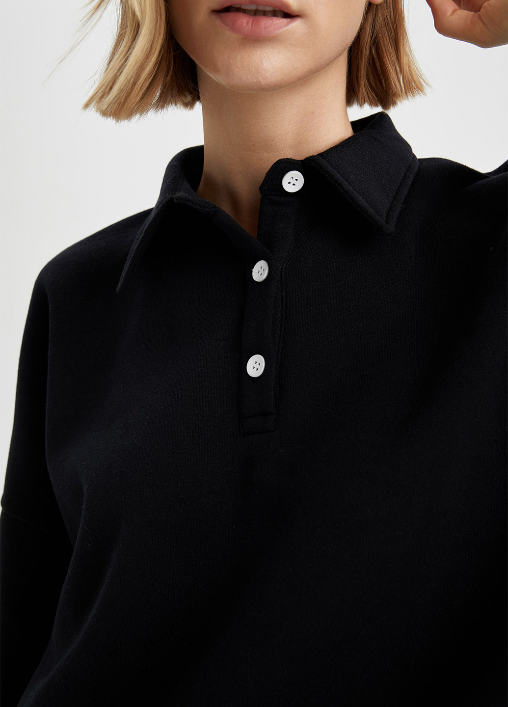 Черная женская футболка-свитшот DeFacto однотонная