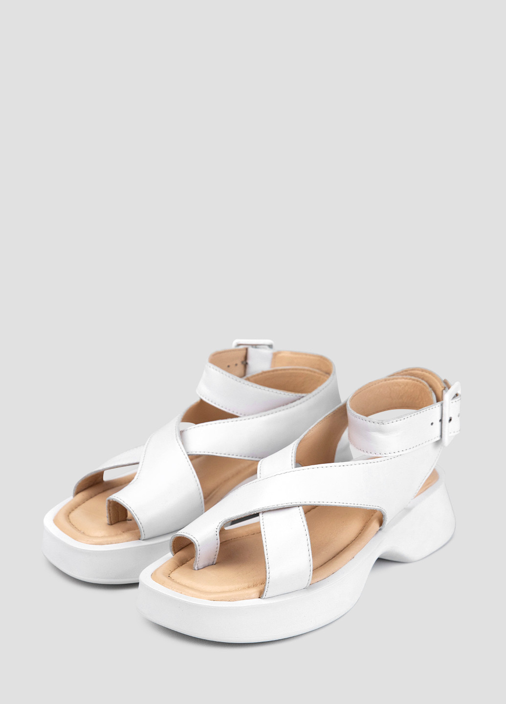 Белые босоножки Alromaro с ремешком