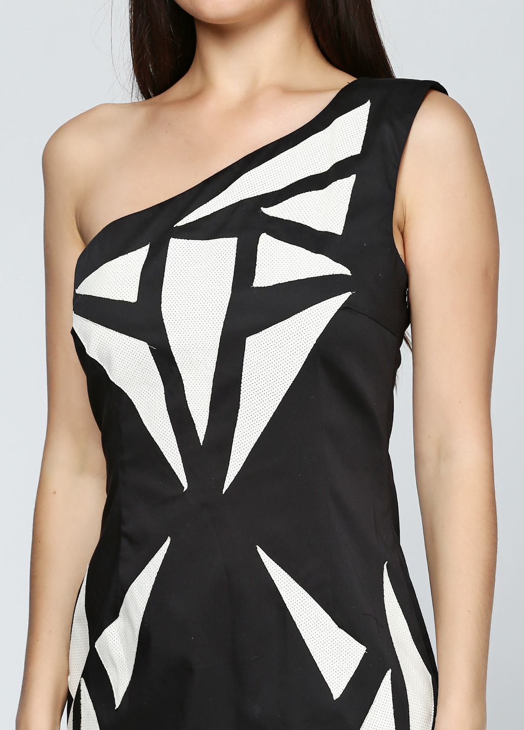 Черно-белое коктейльное платье на одно плечо, футляр Richmond с геометрическим узором