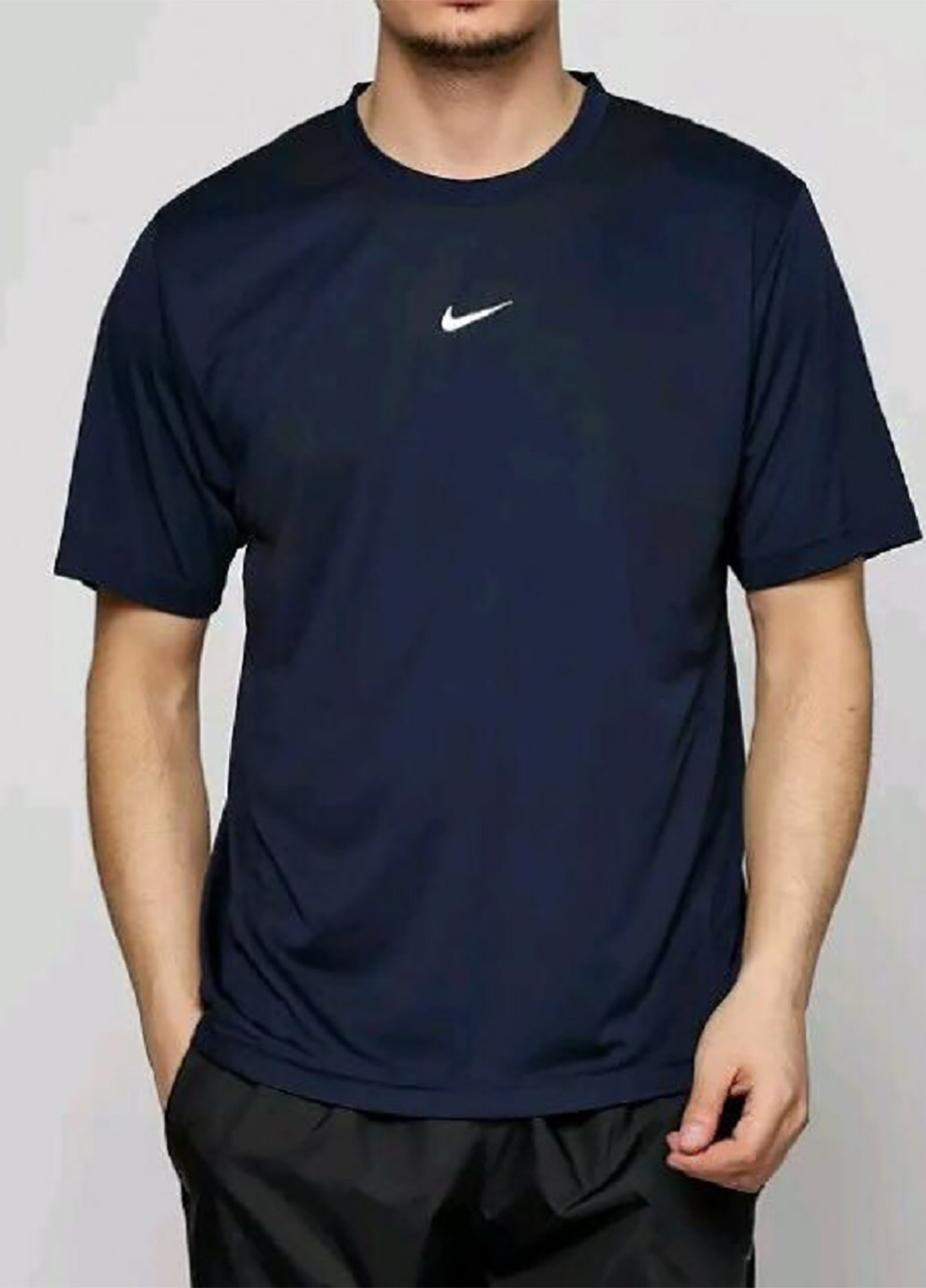 Темно-синяя демисезонная футболка Nike