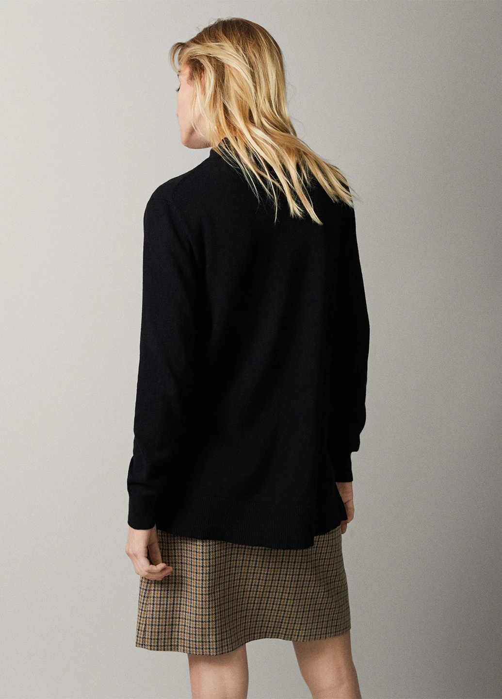 Черный демисезонный свитер Massimo Dutti