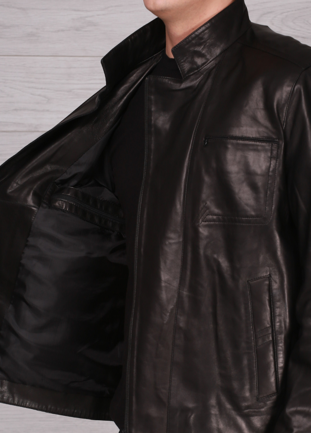 Черная демисезонная куртка кожаная Punto