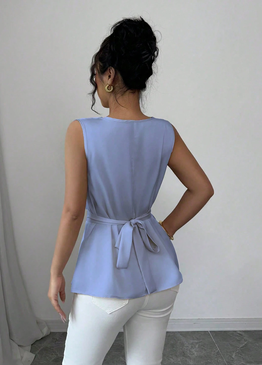 Блакитна блуза з баскою SHEIN