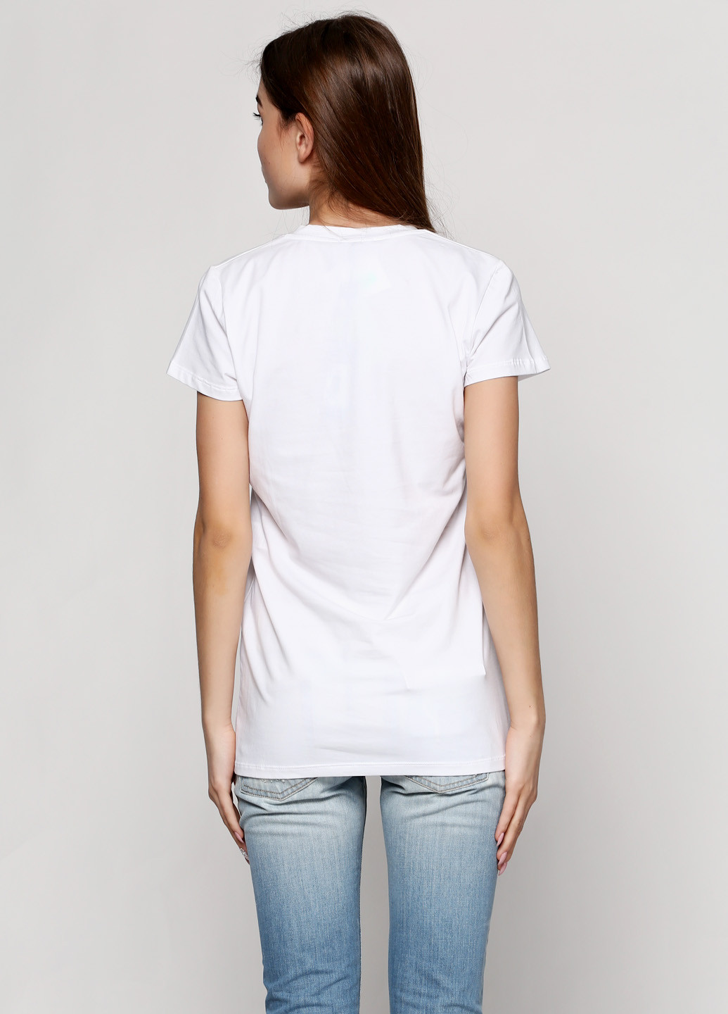 Белая летняя футболка AKE