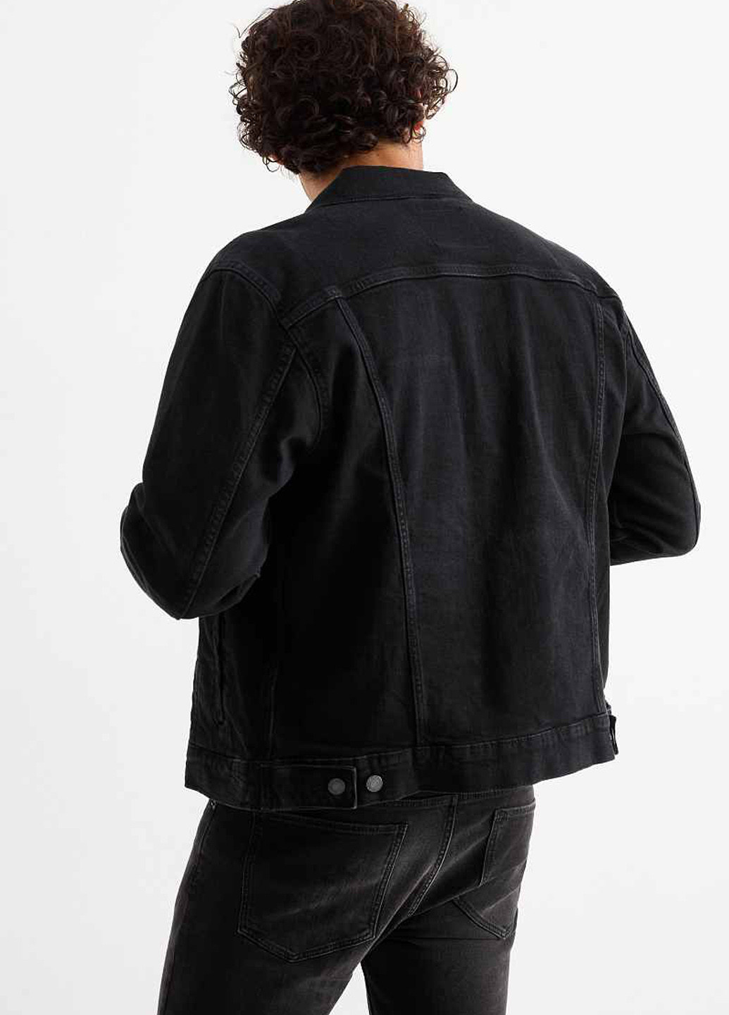 Чорна демісезонна куртка C&A