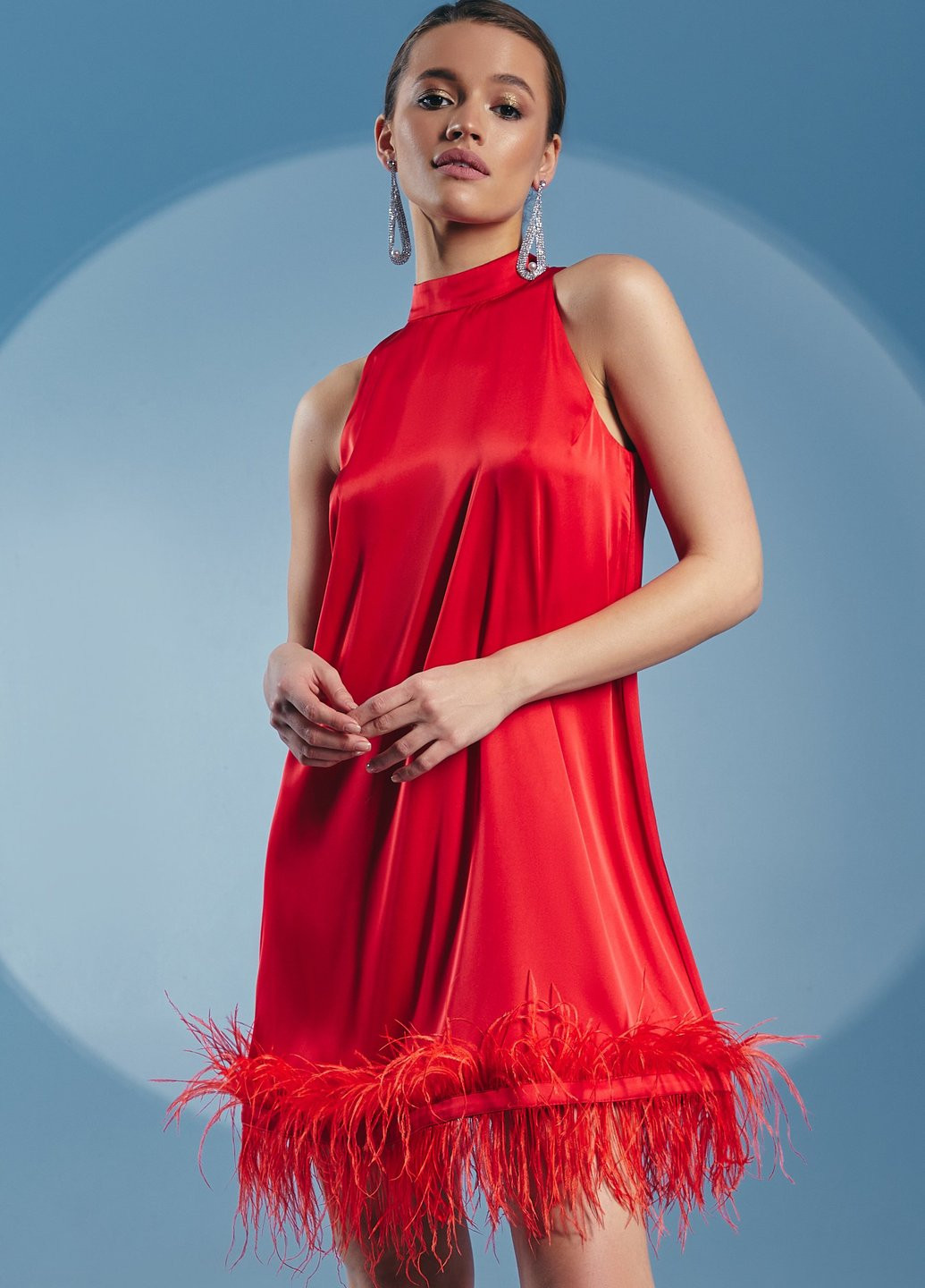 Червона коктейльна червоне шовкове плаття з пір'ям Gepur однотонна
