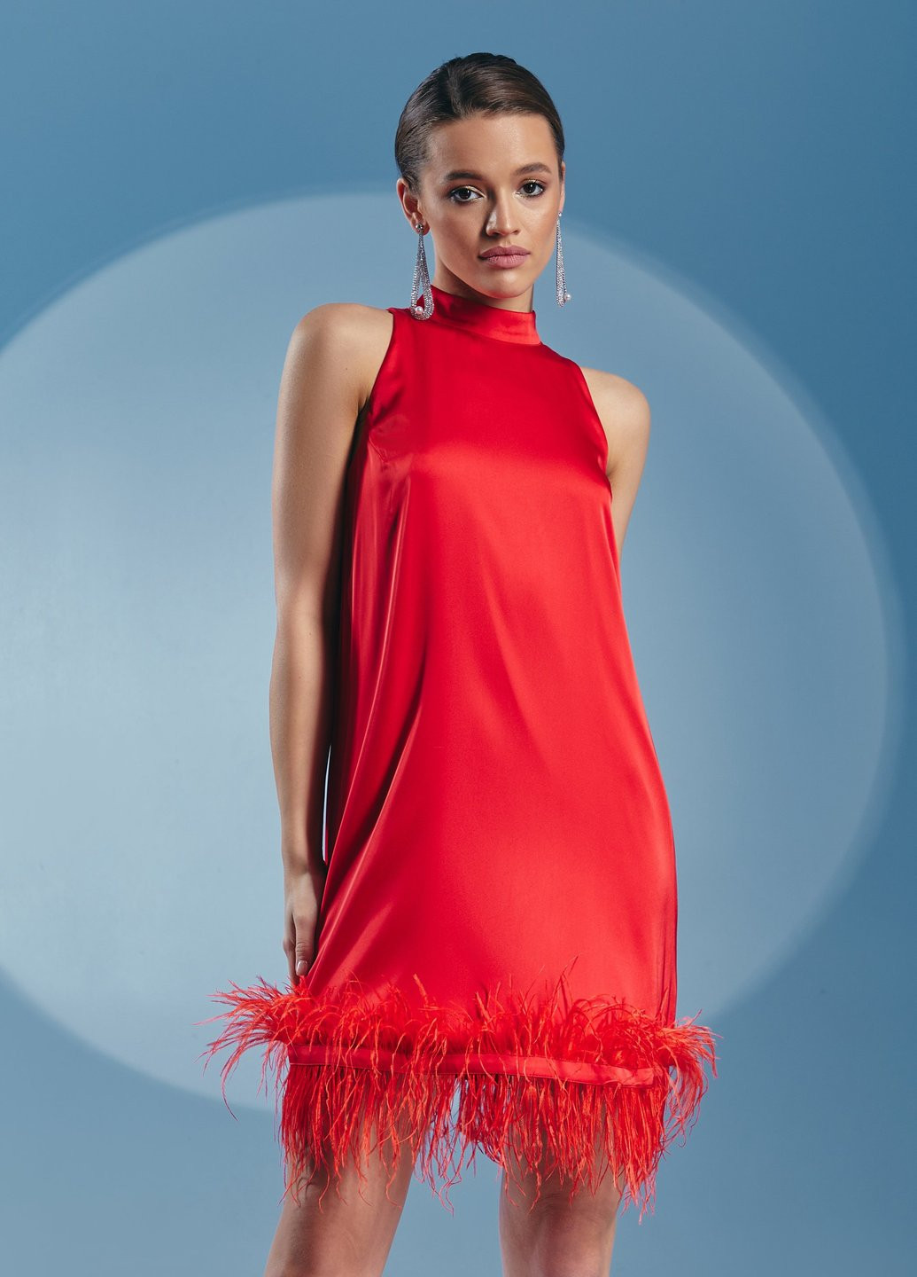 Красное коктейльное красное шелковое платье с перьями Gepur однотонное