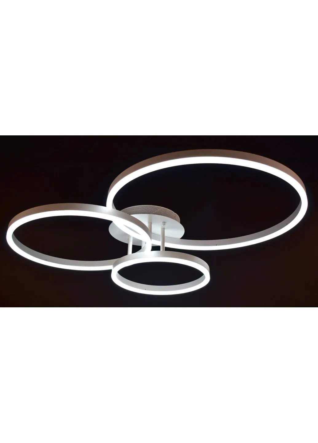 Люстра потолочная LED с пультом A8008/3-wh Белый 14х70х80 см. Sunnysky (253627085)
