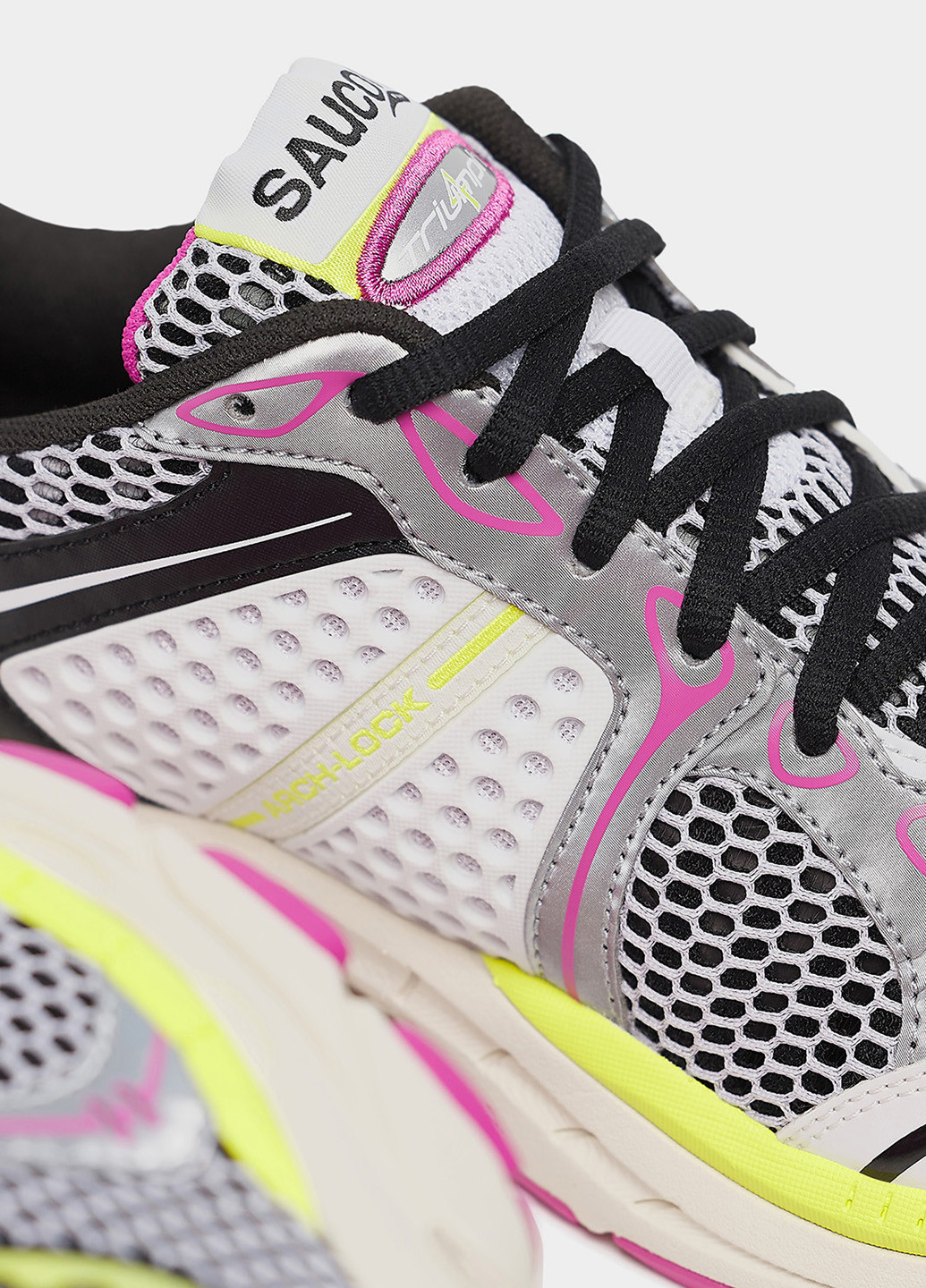 Білі всесезонні кросівки Saucony PROGRID TRIUMPH 4