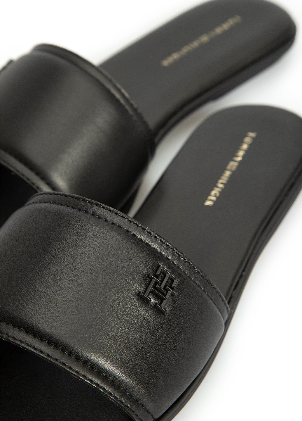 Черные шлепанцы Tommy Hilfiger с логотипом