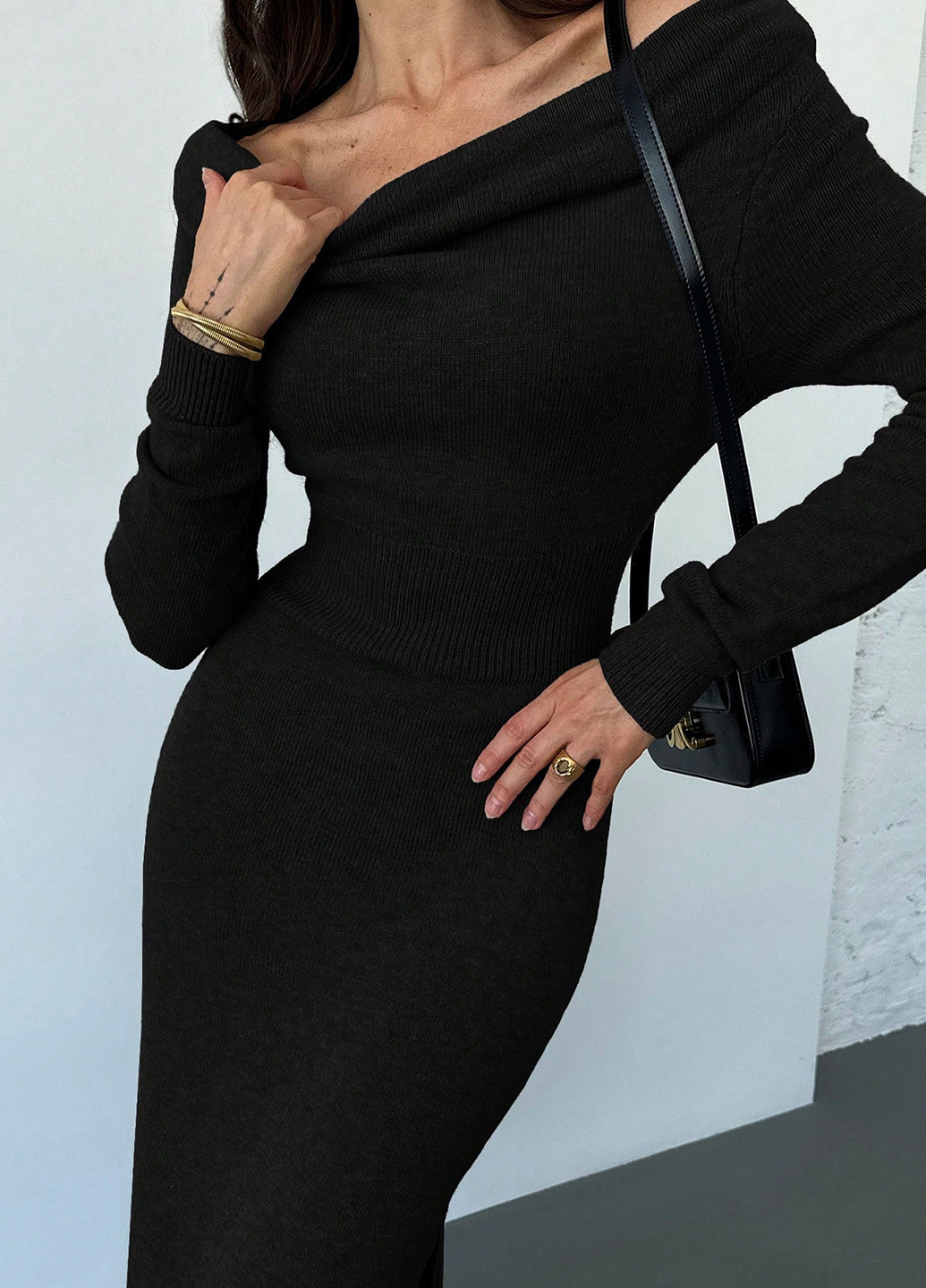 Черное кэжуал платье платье-свитер, с открытыми плечами SHEIN однотонное