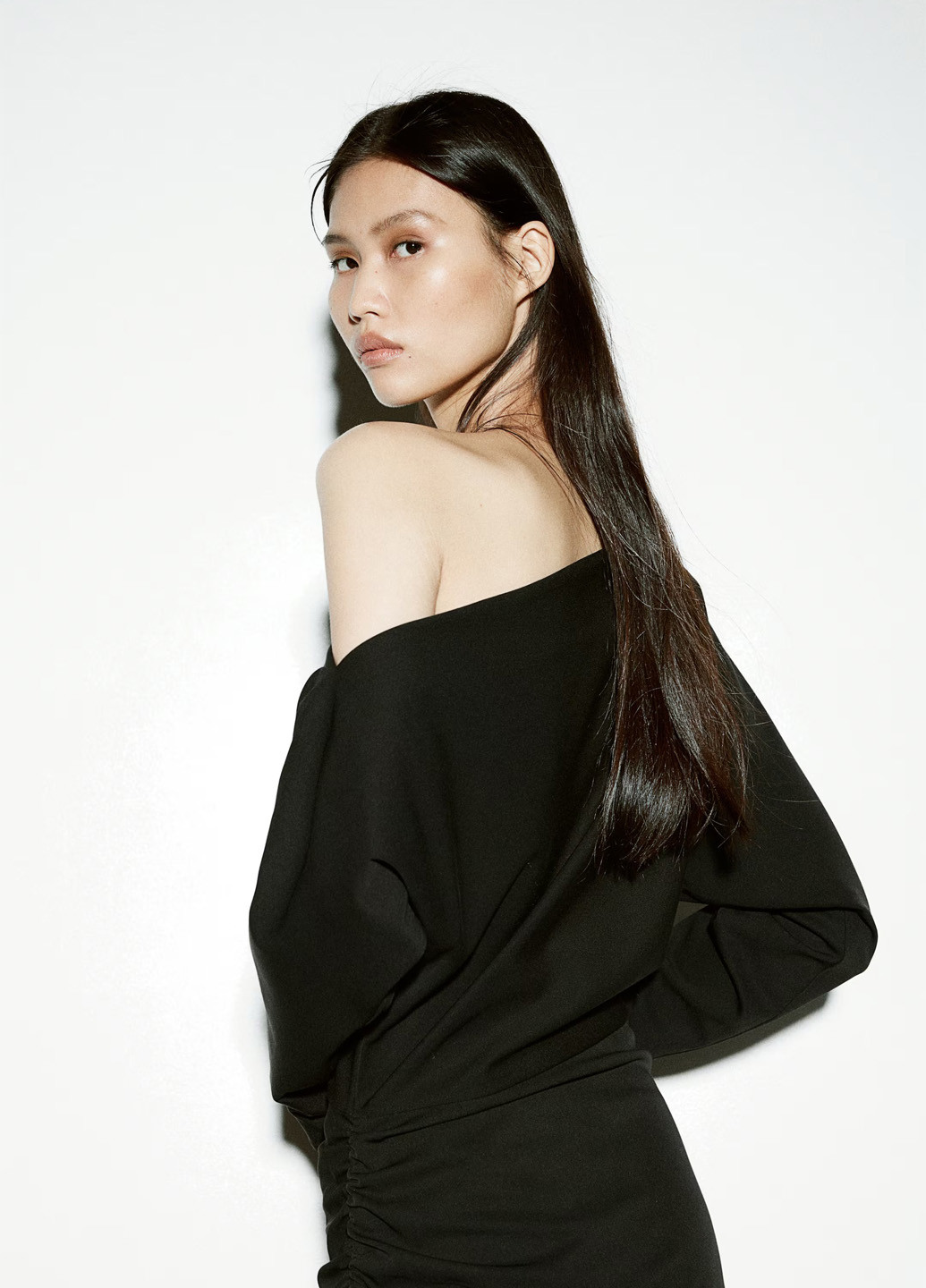 Чорна вечірня сукня на одне плече, футляр H&M однотонна