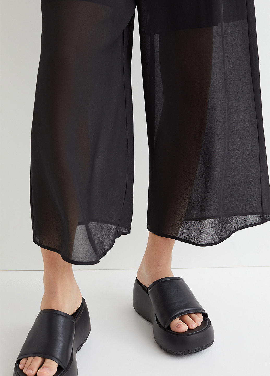 Комбинезон H&M комбинезон-брюки однотонный чёрный кэжуал полиэстер, шифон