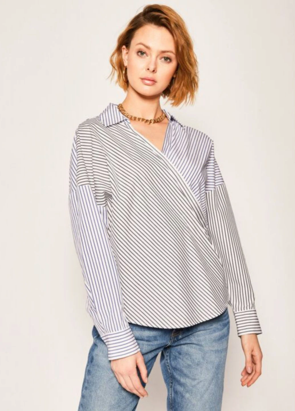 Біла блуза на запах DKNY