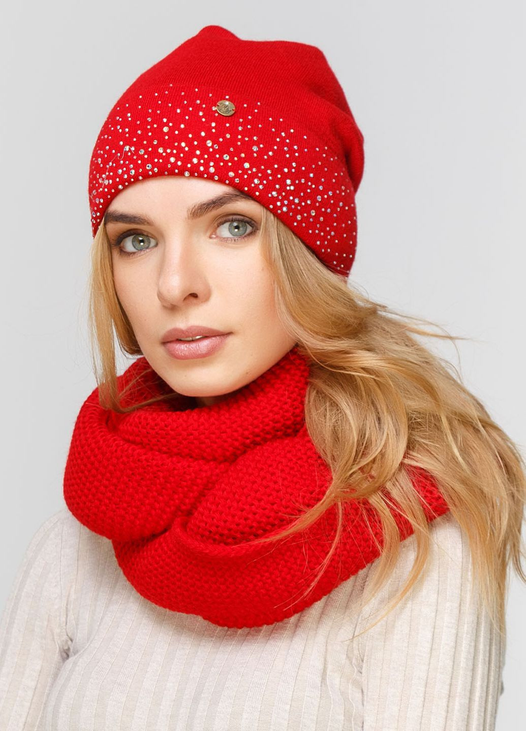Теплый зимний комплект (шапка, шарф-снуд) на флисовой подкладке 660441 DeMari 122 Грейс камни шапка + шарф однотонные красные кэжуалы шерсть