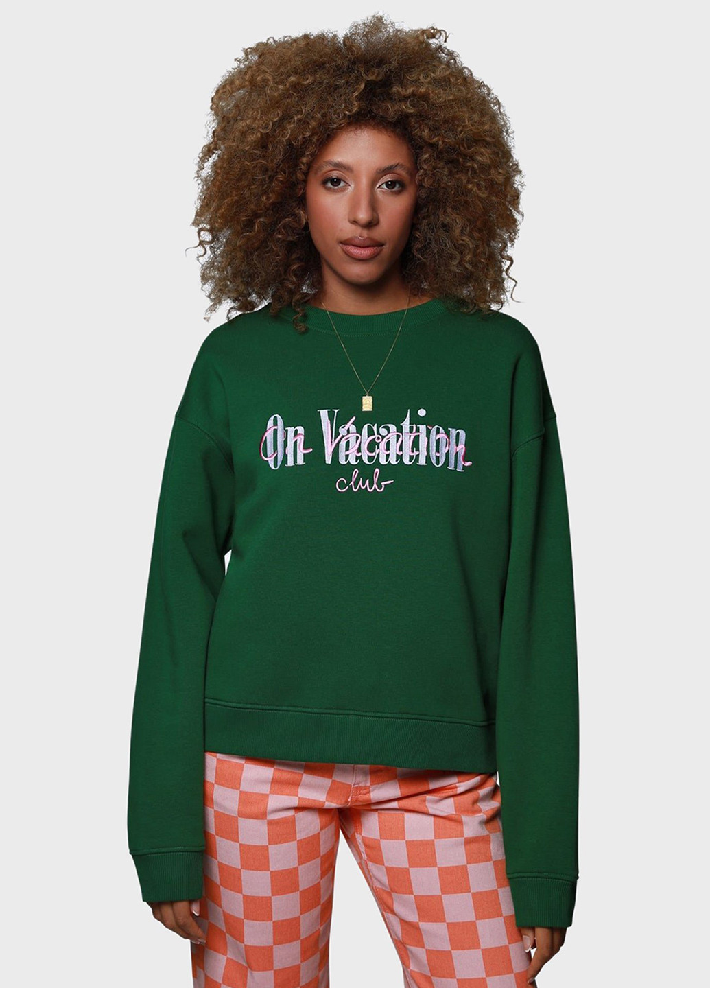 Зеленый свитшот On Vacation надпись вышивка (302807783)
