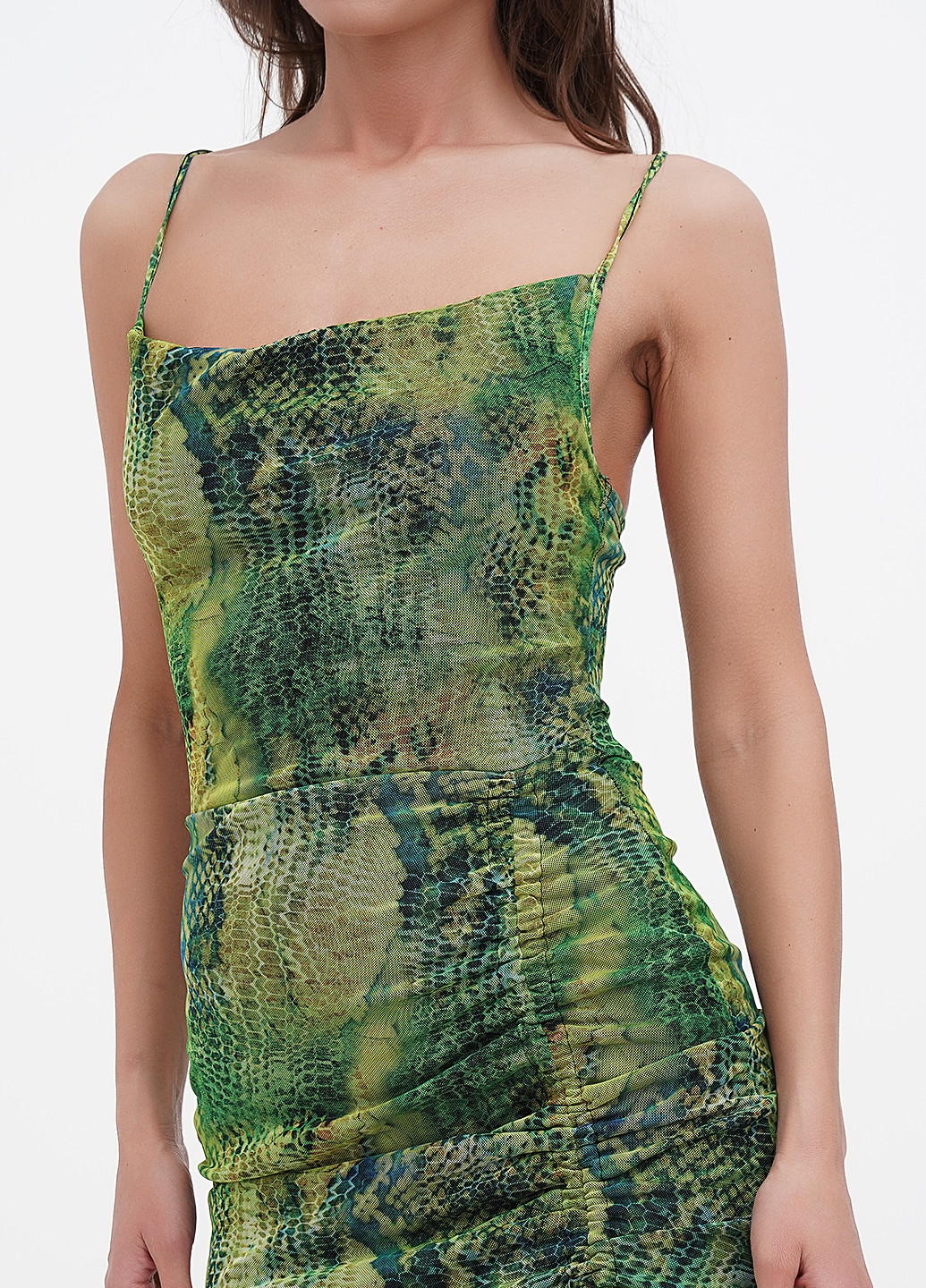 Зеленое кэжуал платье с открытой спиной PrettyLittleThing змеиный